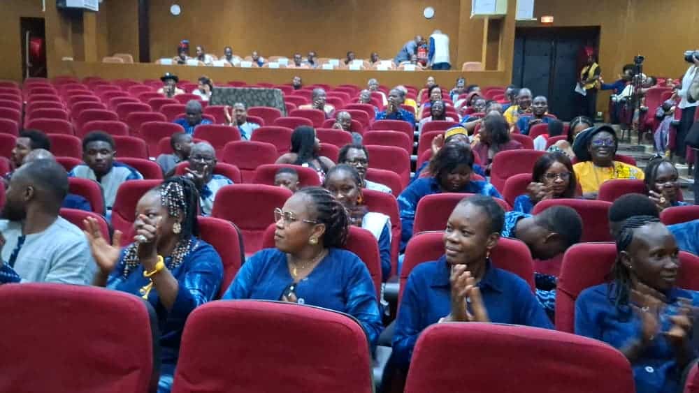 Le public et les officiels réunis au Ciné Burkina pour la projection spéciale