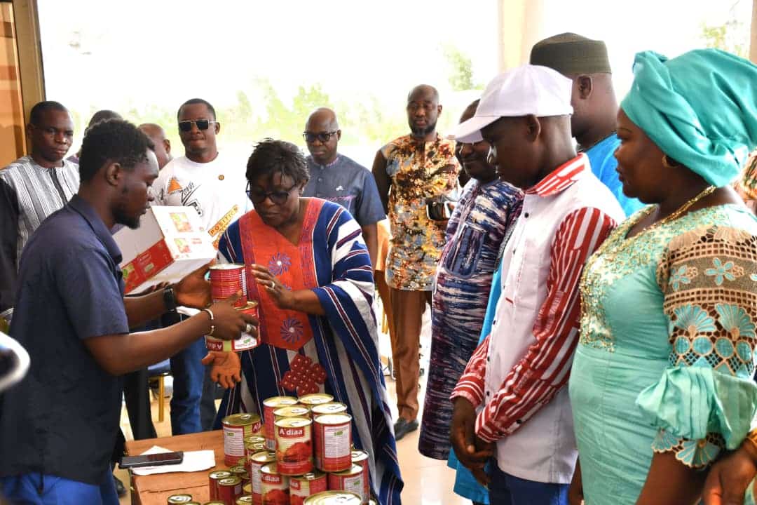 La Gouverneure de l’Oubritenga encourageant la production locale en achetant de la pâte de tomate de la société SOBTO
