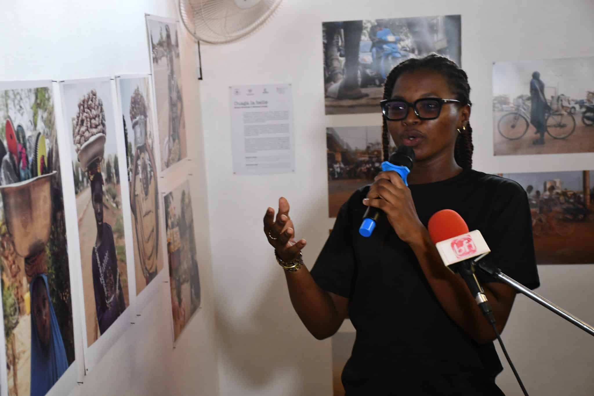 Portrait issu de la série d'Imelda Bationo consacrée au quotidien des jeunes filles marchandes ambulantes dans la capitale burkinabè