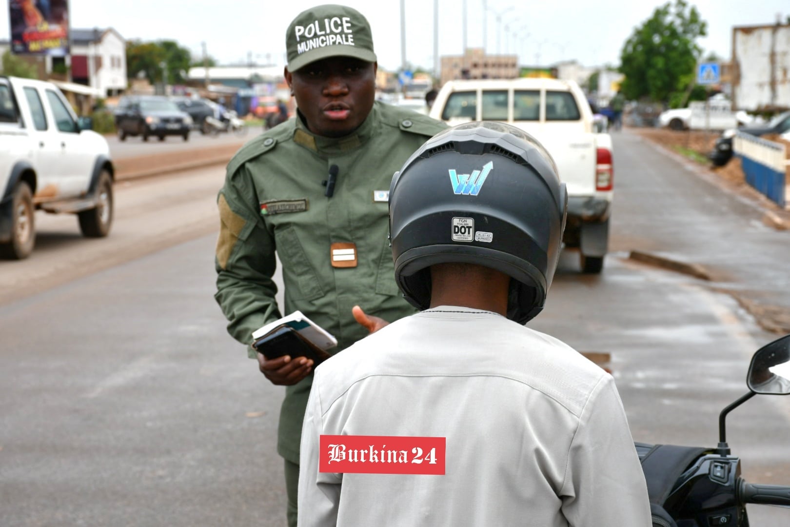 Le contrôleur Mohamed Koffi Ayechewou expliquant aux usagers l’importance des pistes cyclables