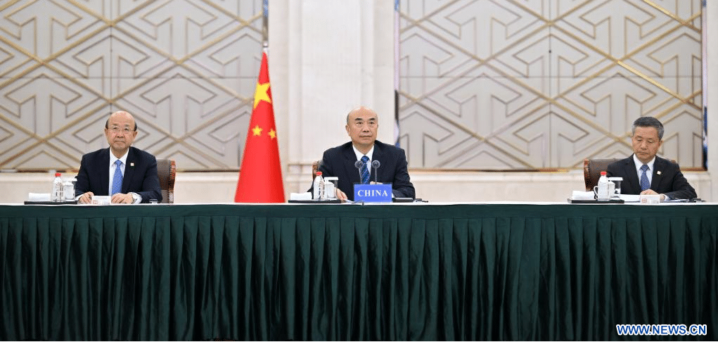Le vice-Premier ministre chinois, Liu Guozhong, s'adresse à une réunion de haut niveau sur l'épidémie d'Ébola