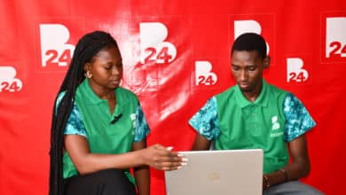 Boris Kiswendsida Kabré, cofondateur d'iBaara, accompagné de la chargée de communication de la plateforme, lors de l'entretien dans les locaux de Burkina 24