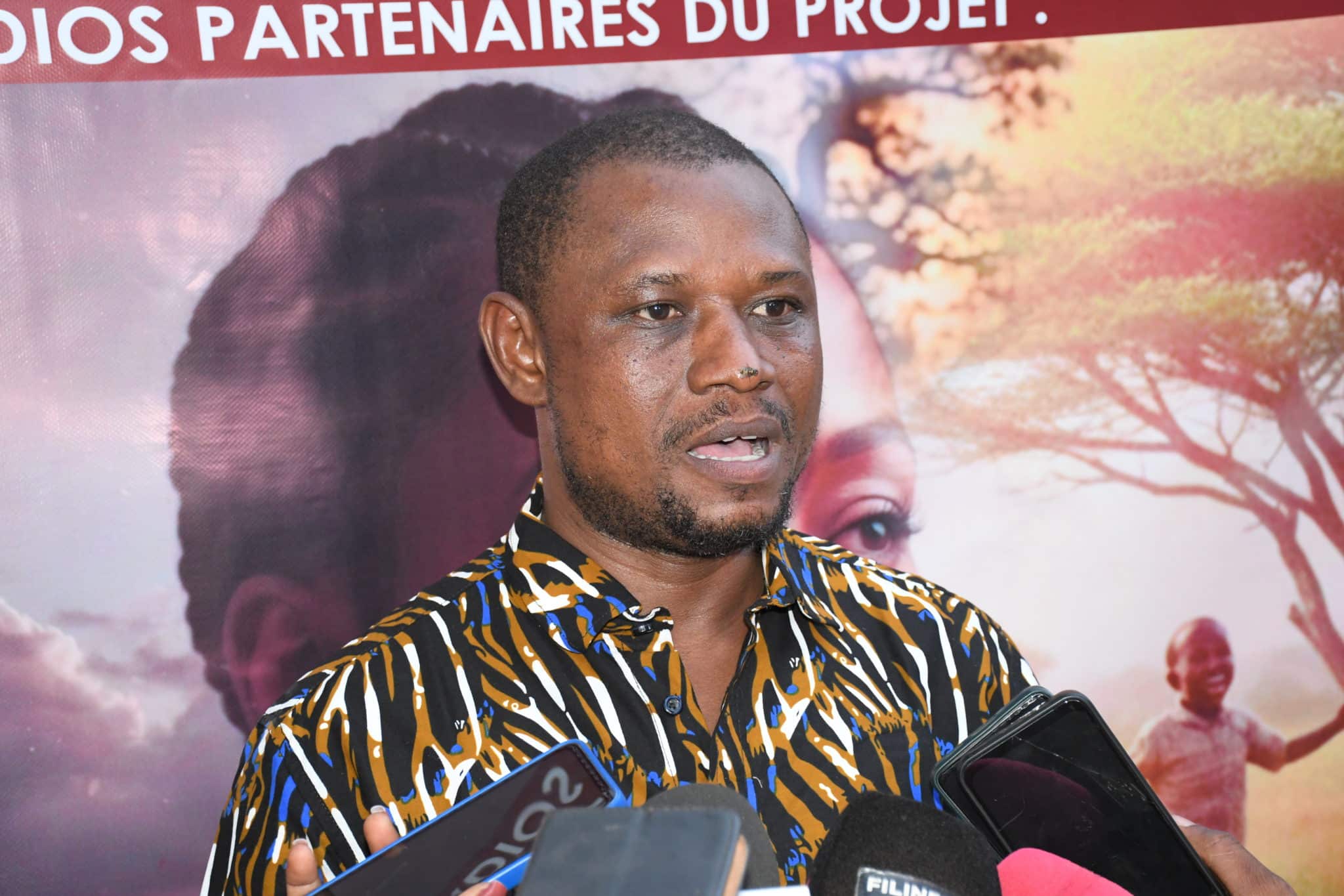 Vincent Bazié, secrétaire général de la Compagnie Danthemuze, présente les objectifs du projet radiophonique