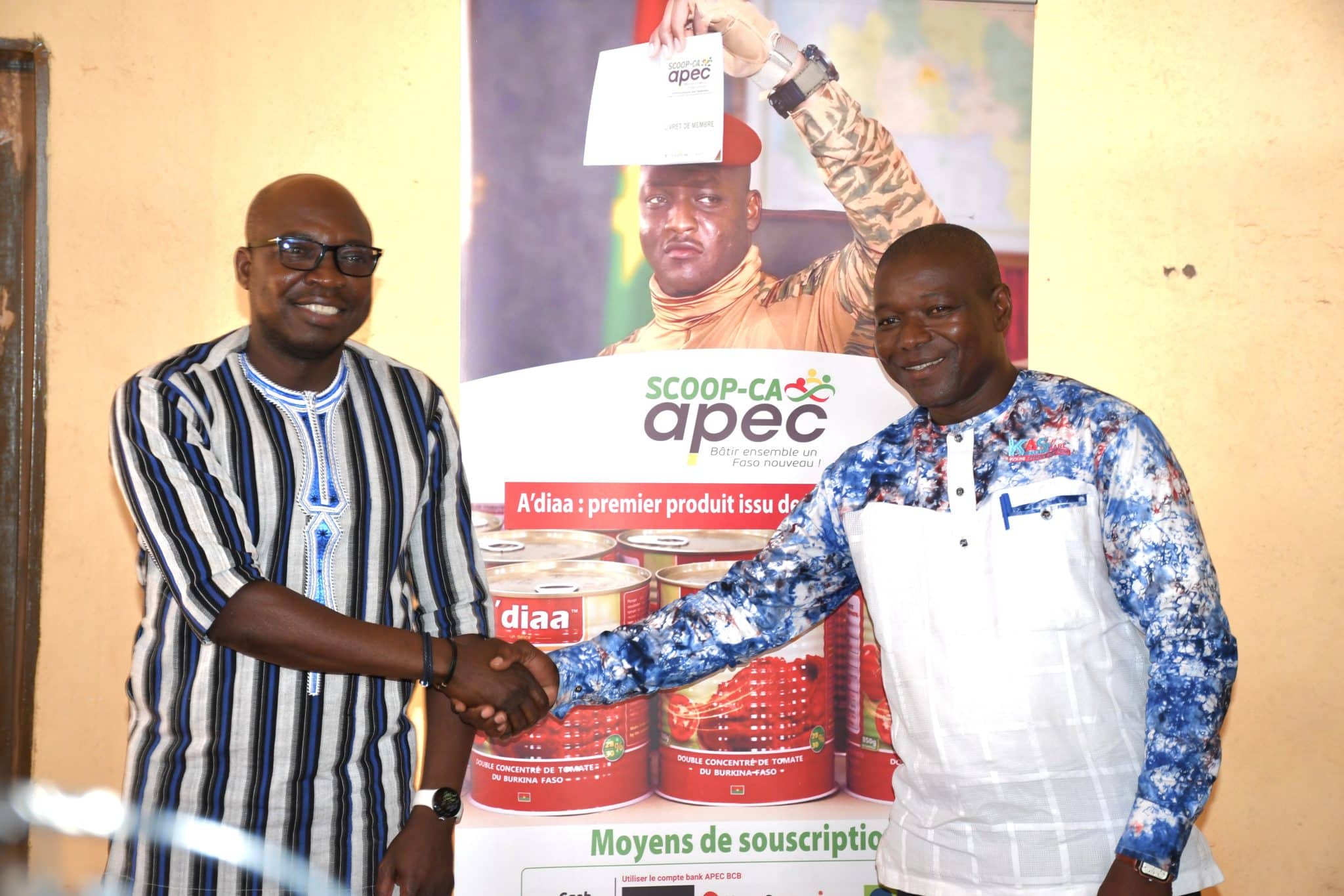 Le Directeur général de l’APEC, Karim Traoré, félicitant Babou Birba, nouvellement élu délégué titulaire de la région du Nando