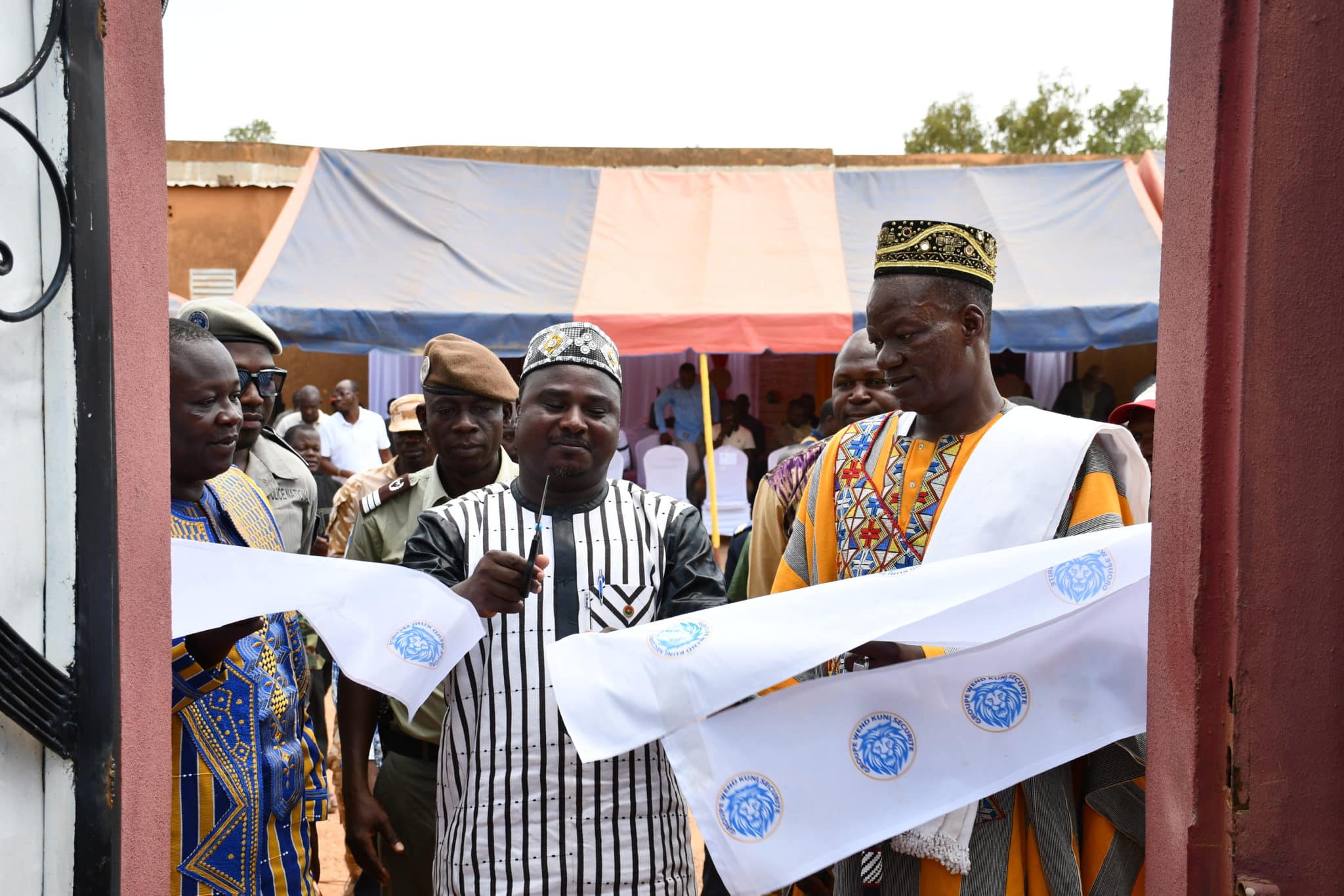 La coupure du ruban symbolisant le lancement officiel des activités à Ziniaré.