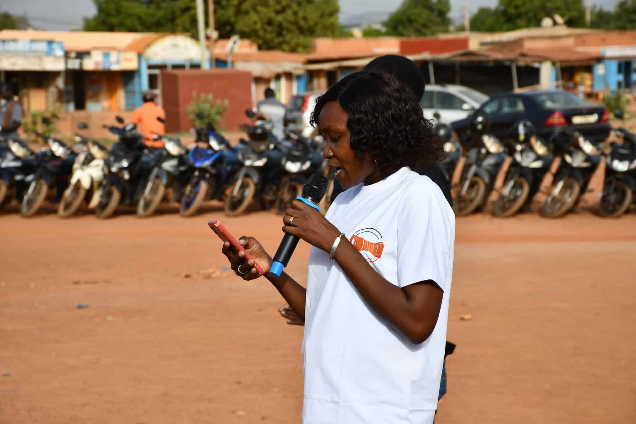 Intervention de Seybatou Ywabaré, représentante des mentorés, lors de la cérémonie de vernissage à l'espace Pierre Ligidi.