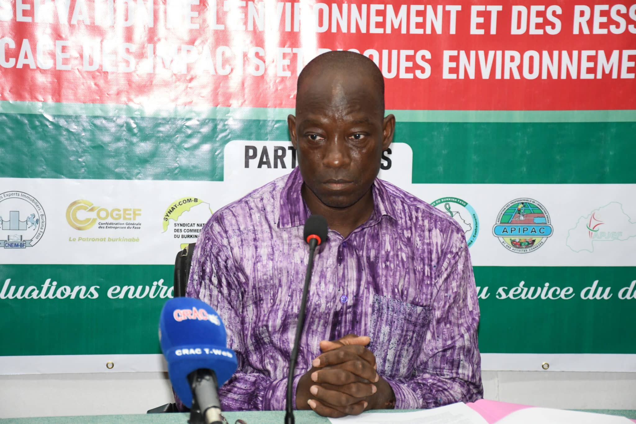 Karim Siri, Secrétaire général de l’ANEVE, expliquant les nouvelles mesures de célérité aux opérateurs économiques