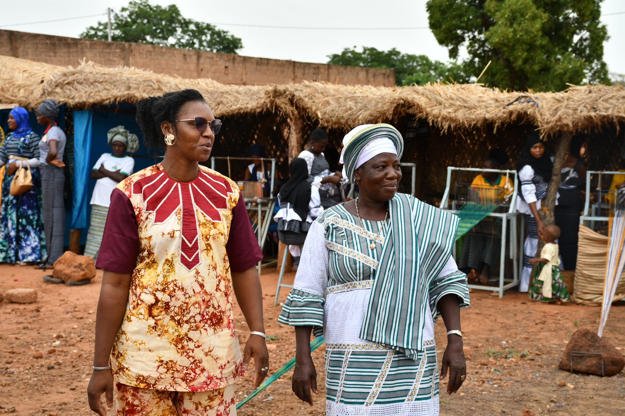 La directrice provinciale du Kénédougou, Fatoumata Béné, en pleine immersion sur le terrain pour superviser l'impact des interventions.