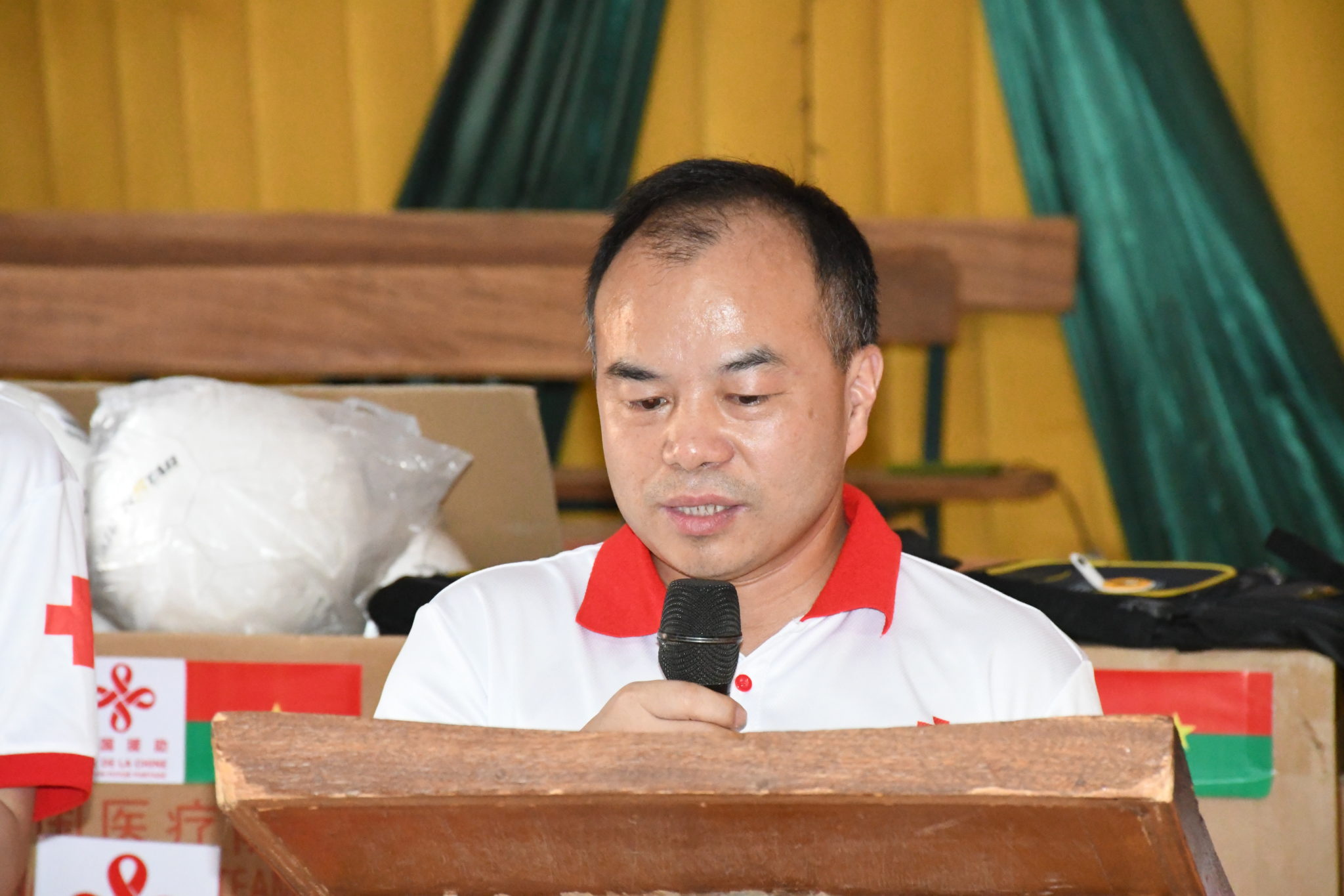 Tieqiu Huang, chef de la 17ᵉ Mission médicale chinoise, au cours de l'intervention humanitaire.