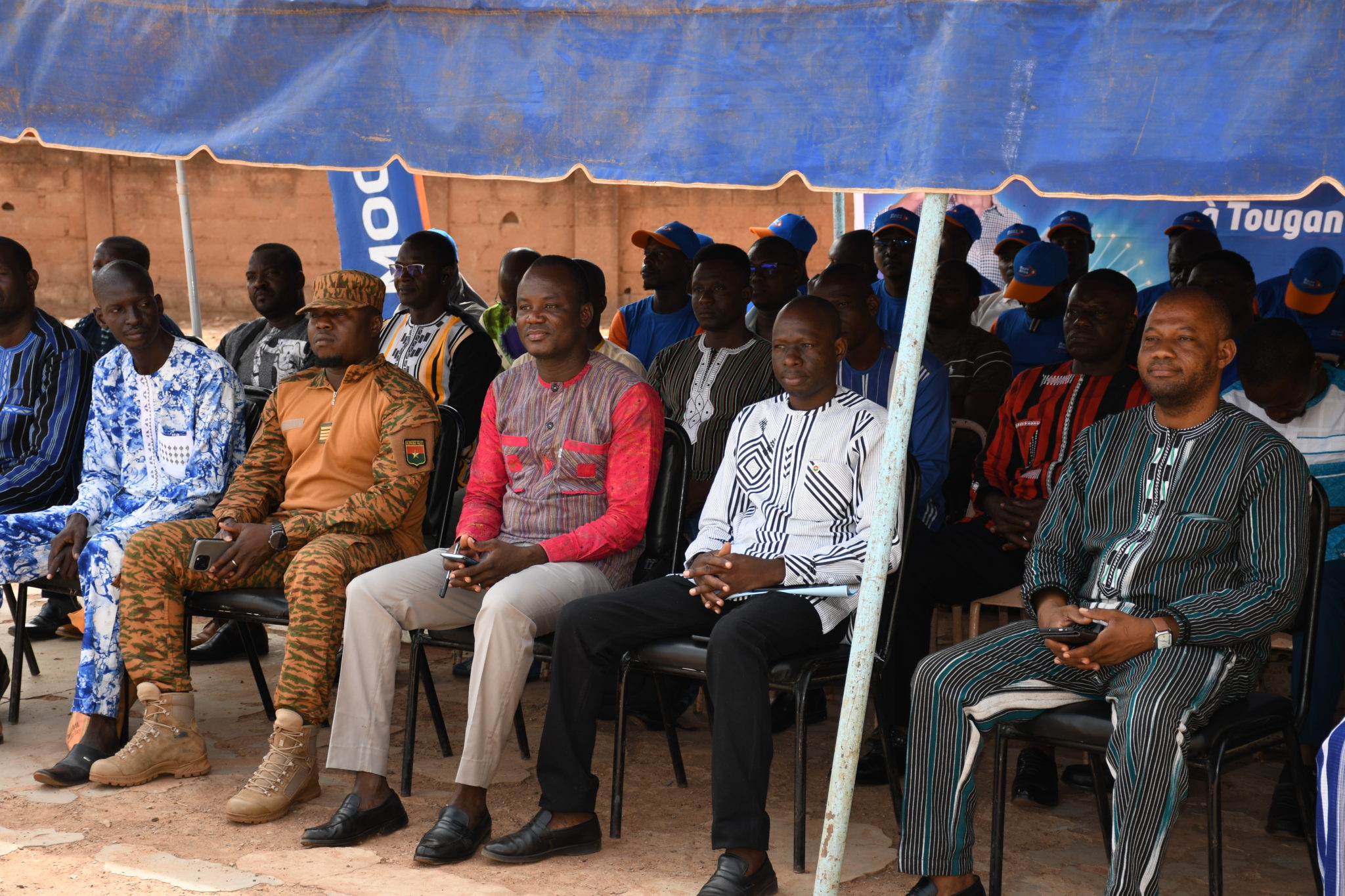 Les autorités administratives et les responsables de Moov Africa lors de la coupure du ruban officiel à Tougan.
