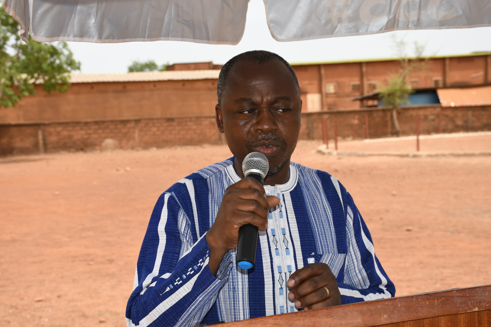 Le Directeur régional, Anicet Compaoré, présentant les avantages du Wi-Fi Fibre à l'espace CLAC
