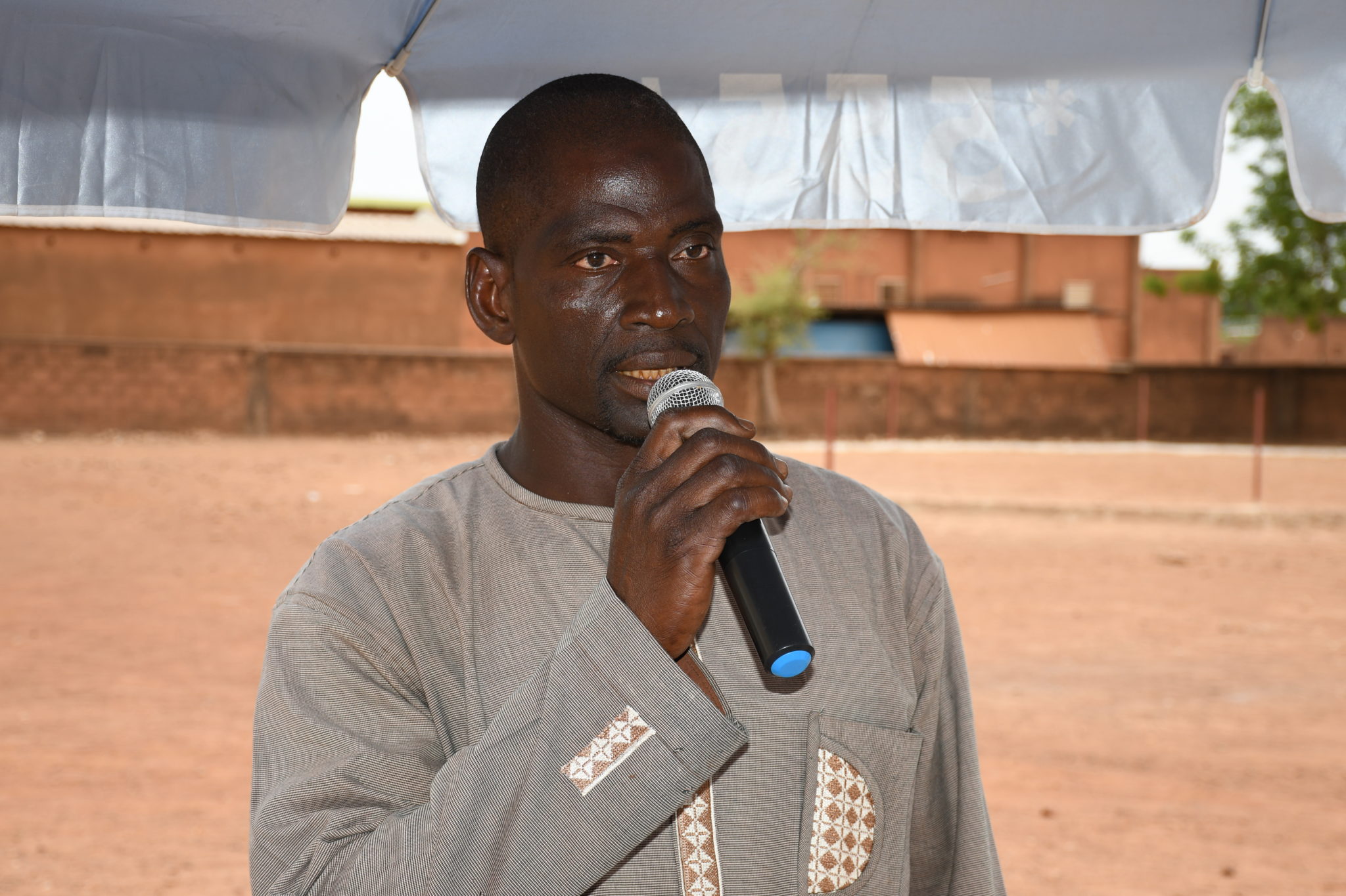 L'opérateur économique Ali Zerbo partageant son expérience d'utilisateur avec la nouvelle technologie