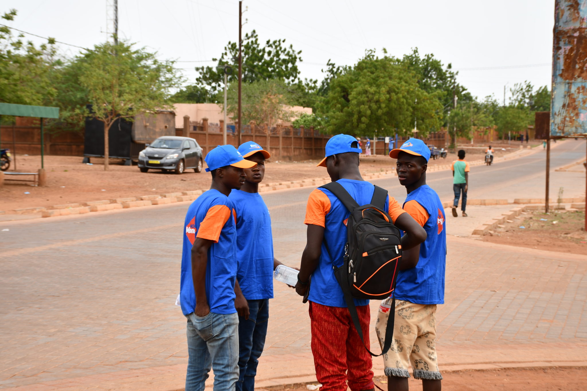 Des agents commerciaux de Moov Africa sur le terrain à Tougan pour guider les populations