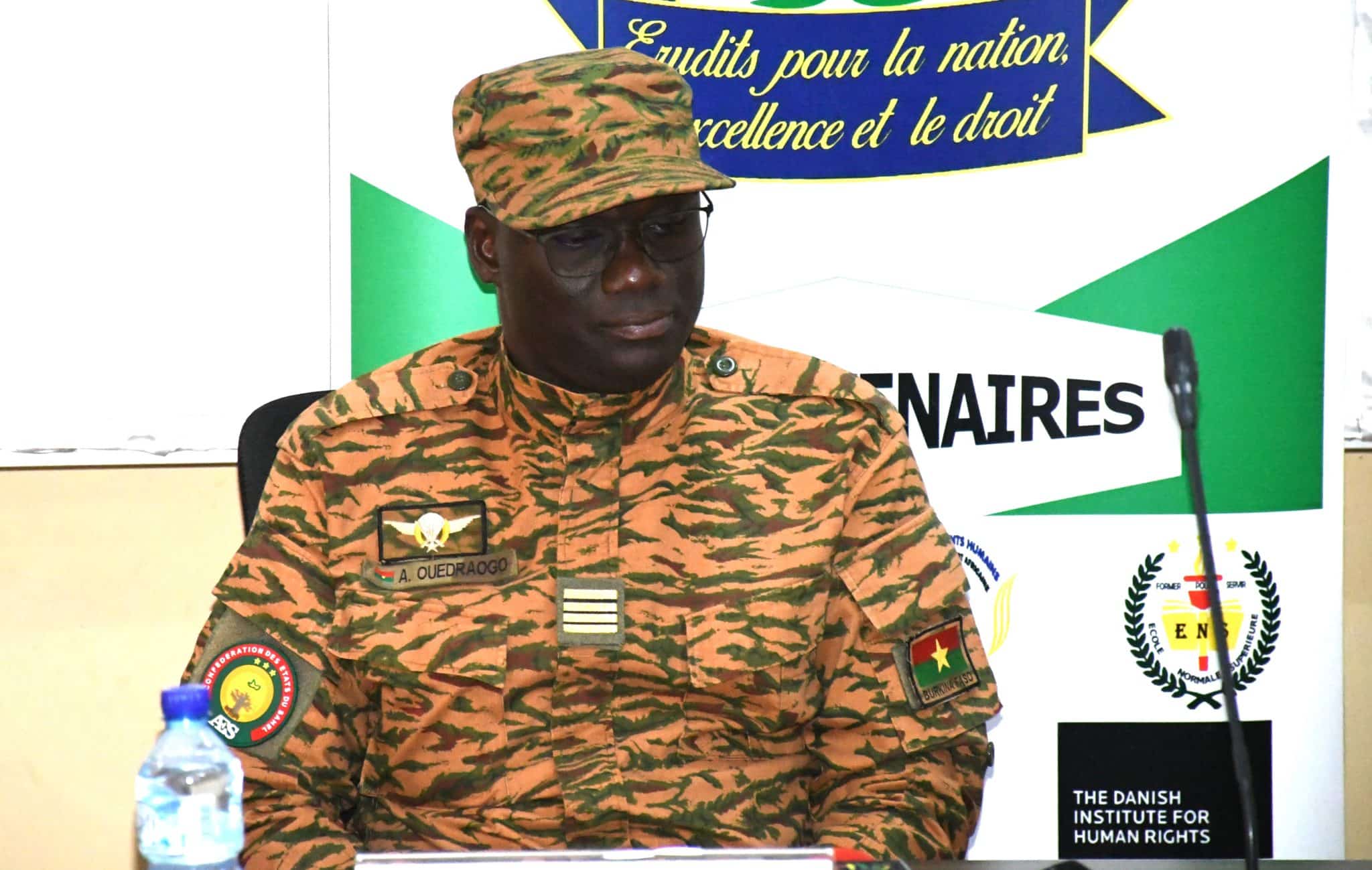 Le Commandant Ahmed Ouédraogo, Secrétaire général du Ministère de la Sécurité, présidant la cérémonie de lancement des soutenances à l'Académie de Police de Pabré