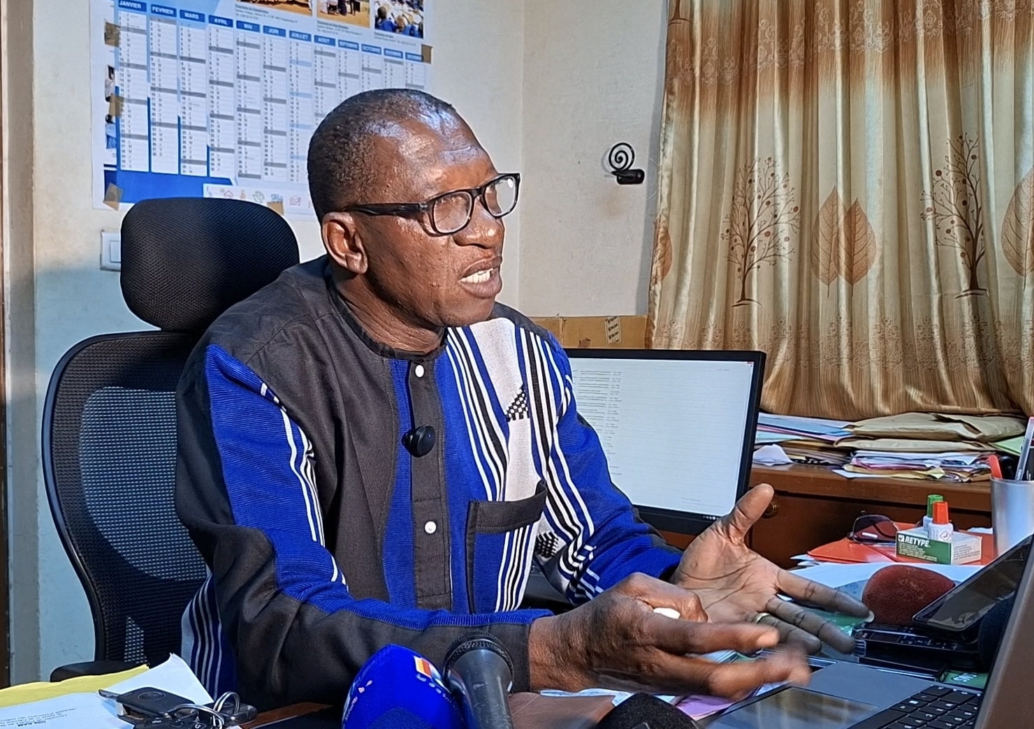 Voici une proposition de légende simple, directe et concise pour l'image illustrant la conclusion avec le directeur régional :> Ollé Kam, directeur régional de la Famille et de la Solidarité du Guiriko, lors de sa visite de terrain. ©Burkina 24, Mai 2026