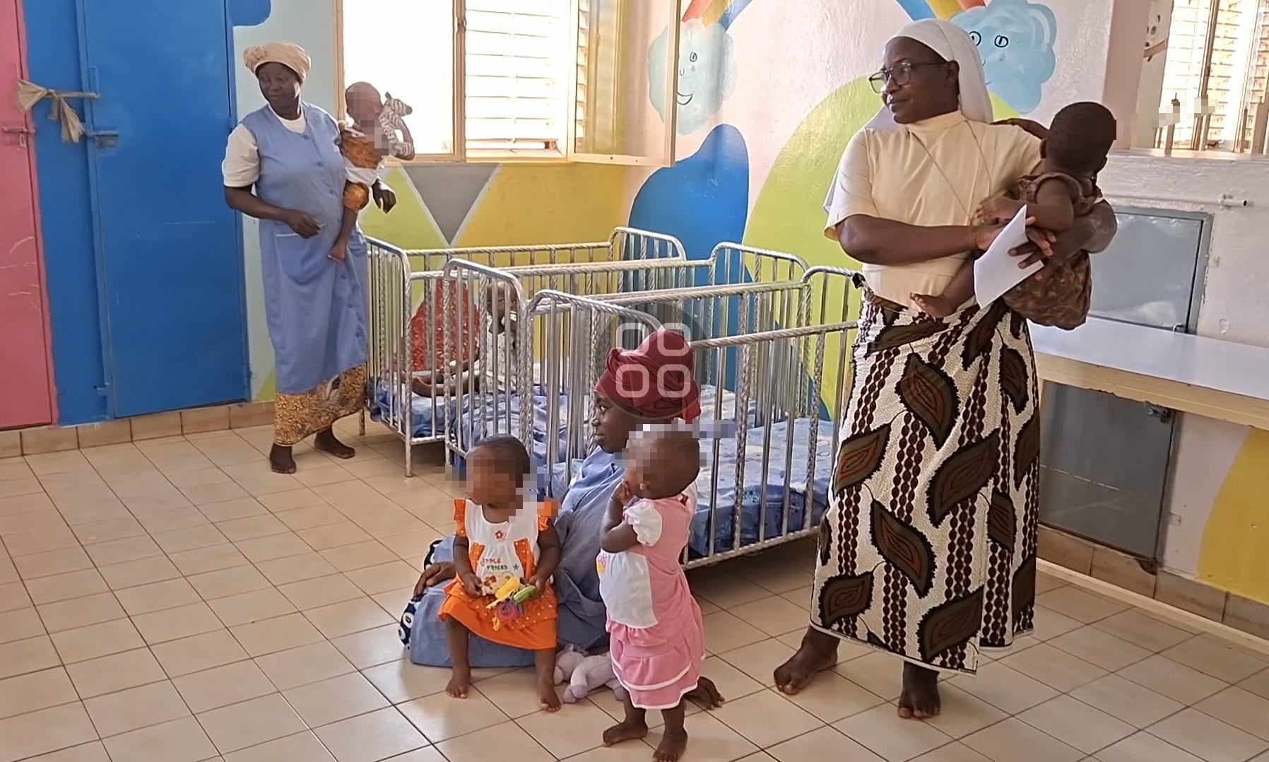 Une assistante prend soin d'un nourrisson au Centre d'Accueil « Den Kanu » de Bobo-Dioulasso. ©Burkina 24, Mai 2026