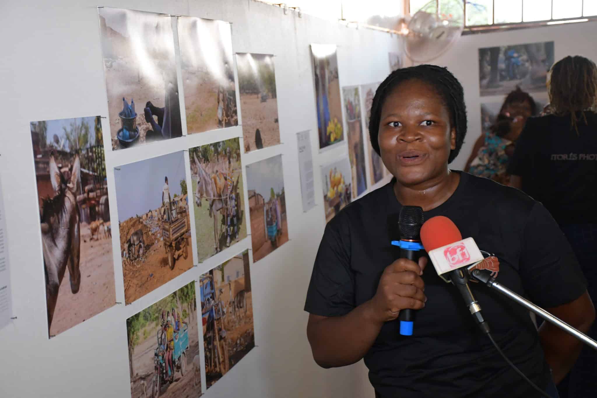 Œuvre de la photographe Géovania Sanogo, illustrant la transition entre la traction animale et les tricycles à moteur à Ouagadougou