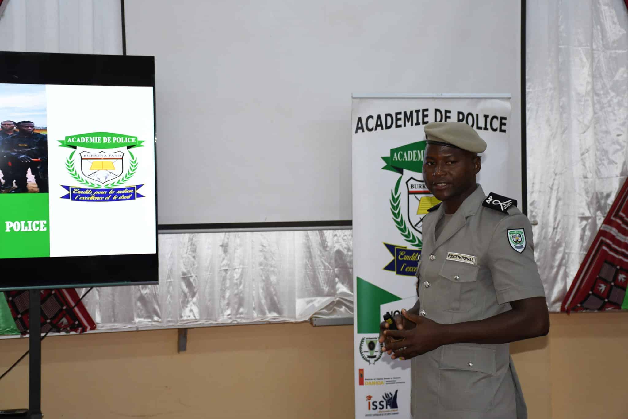 L’élève commissaire Poda Gnahoré lors de sa soutenance inaugurale sur l'impact socio-professionnel de l'engagement des unités d'intervention