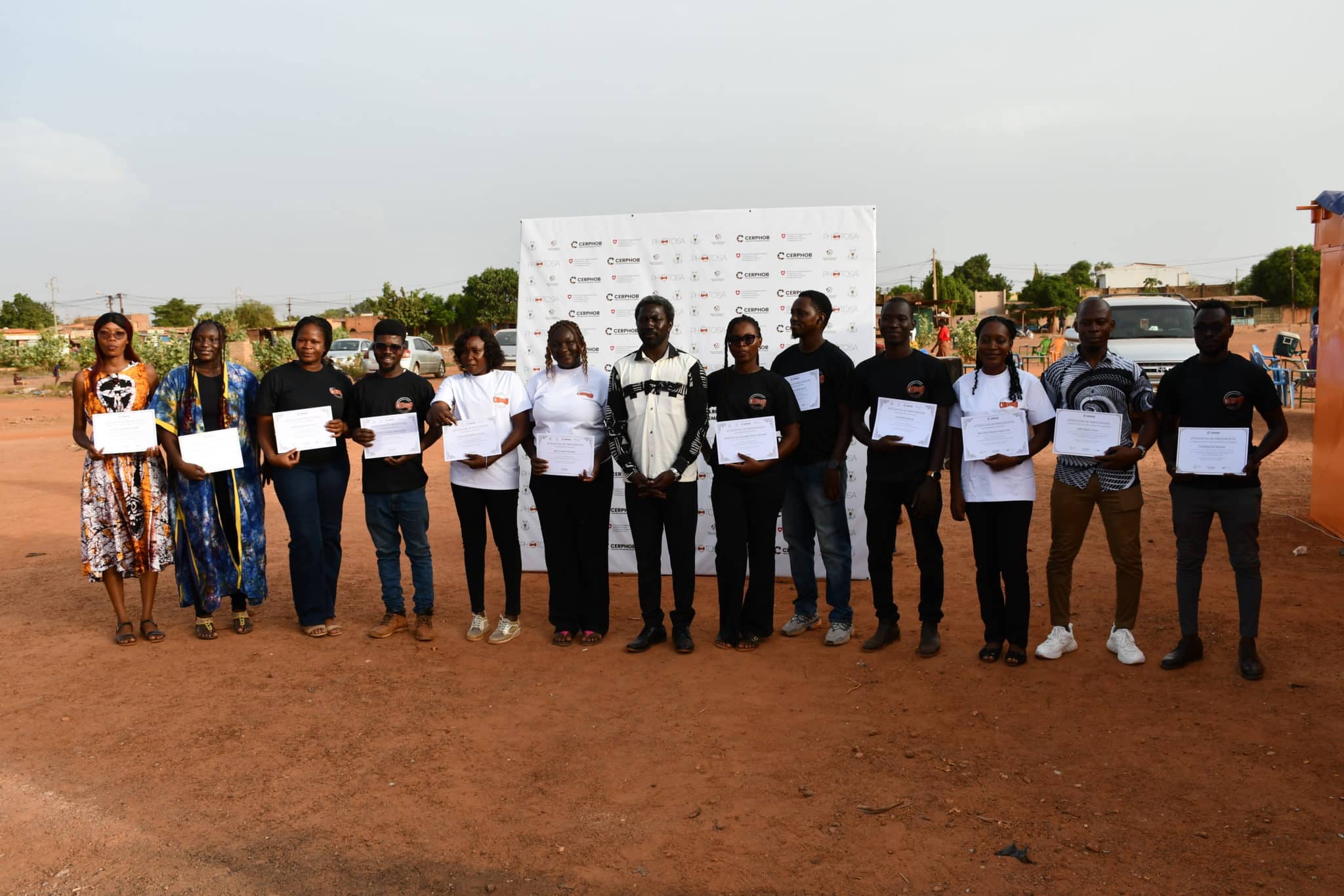 Remise officielle des attestations aux mentorés à l'issue de leurs sept mois de formation en photographie d'auteur.