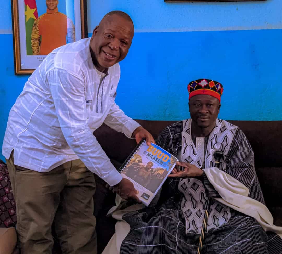 Guy Désiré Yaméogo, coordinateur artistique, présentant les prochaines étapes de la production à Koupéla
