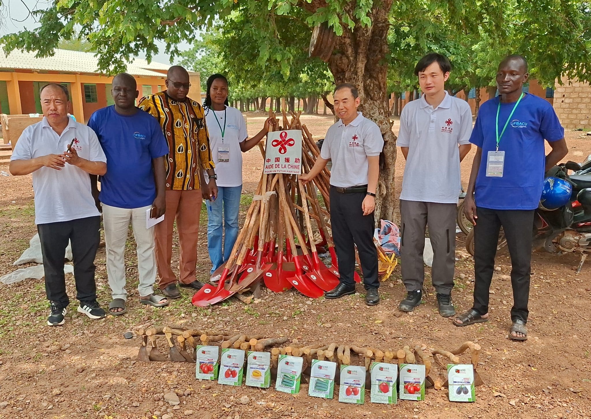 Remise de semences et d'équipements agricoles par les partenaires chinois aux clubs pour l'UNESCO