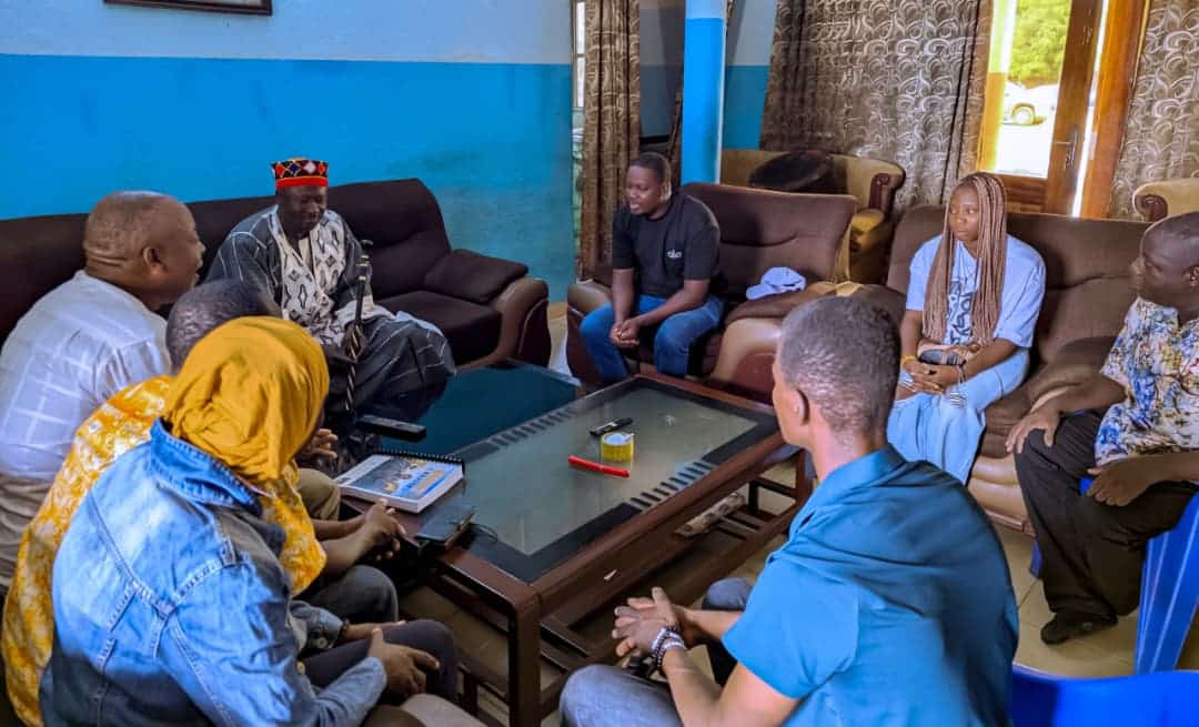 L’équipe de Sentinelle Production, accompagnée de Guy Désiré Yaméogo, au palais du Naaba de Koupéla pour la remise officielle du scénario
