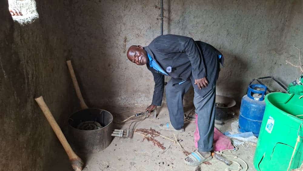 Dispositif produisant l'énergie nécessaire à l'éclairage et à l'allumage des foyers. © Burkina 24