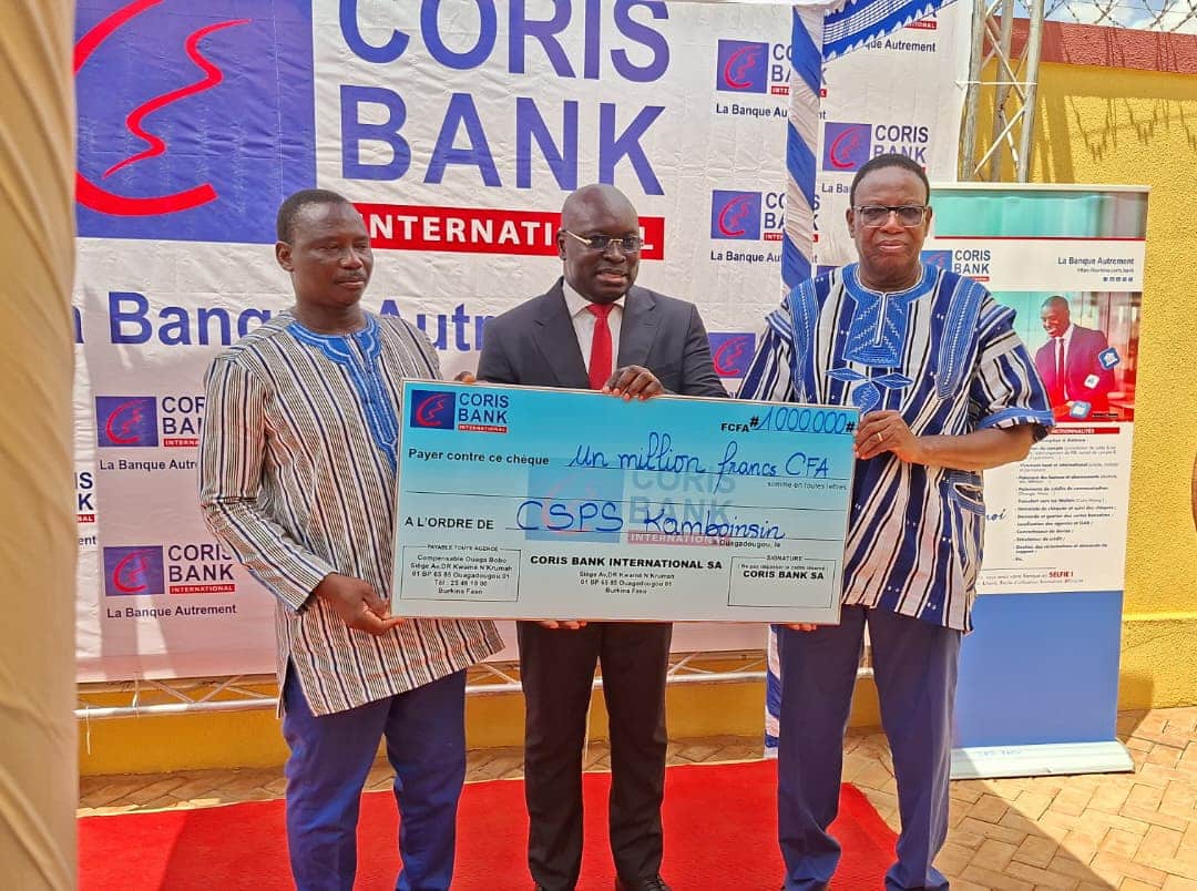 Remise d'un chèque d'un million de francs CFA au profit du CSPS de Kamboinssin. @B24