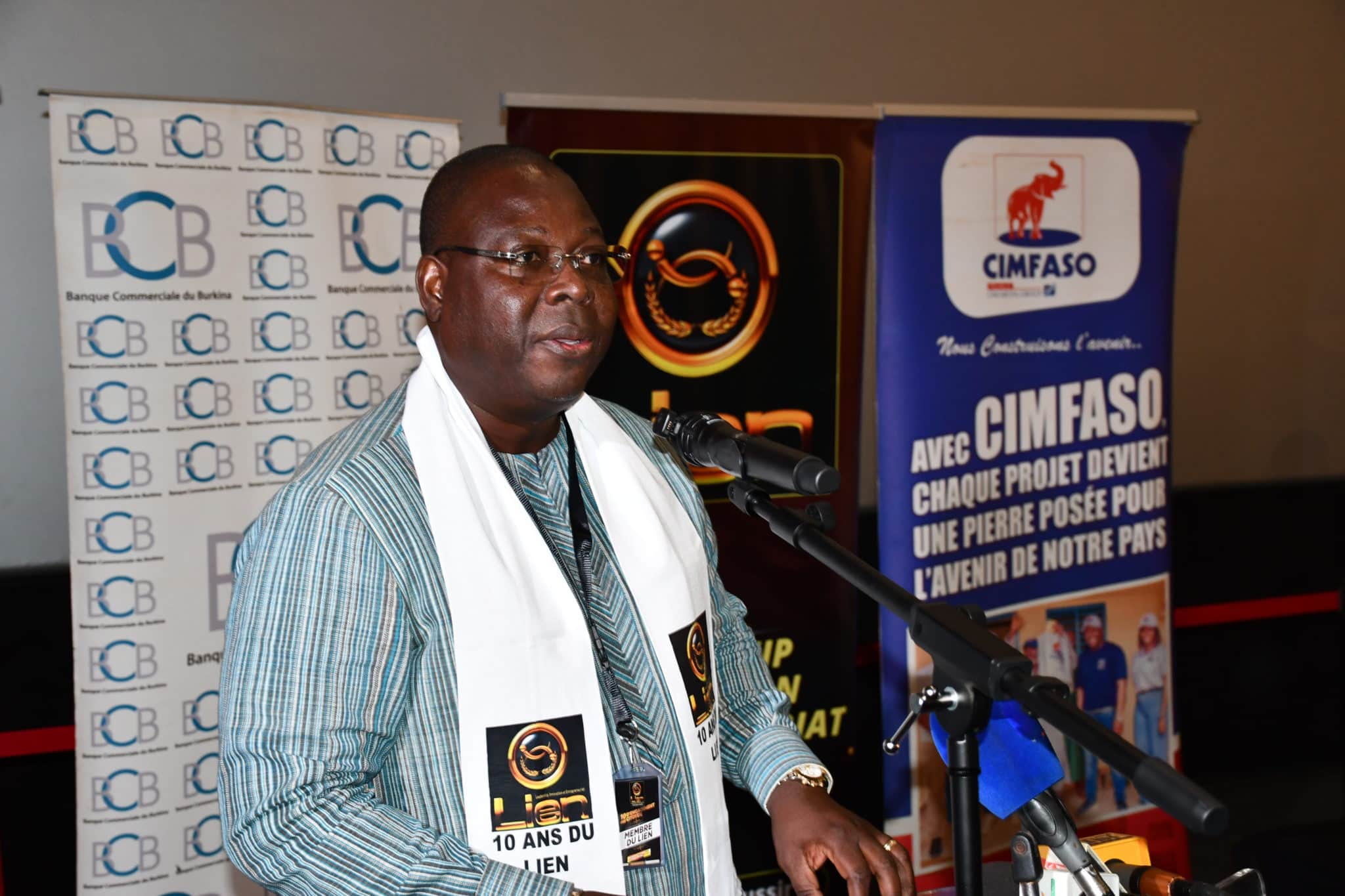 Le président de la Délégation Spéciale de la CCI-BF et past-président du LE LIEN, Roland Achille Sow, aux côtés des acteurs économiques