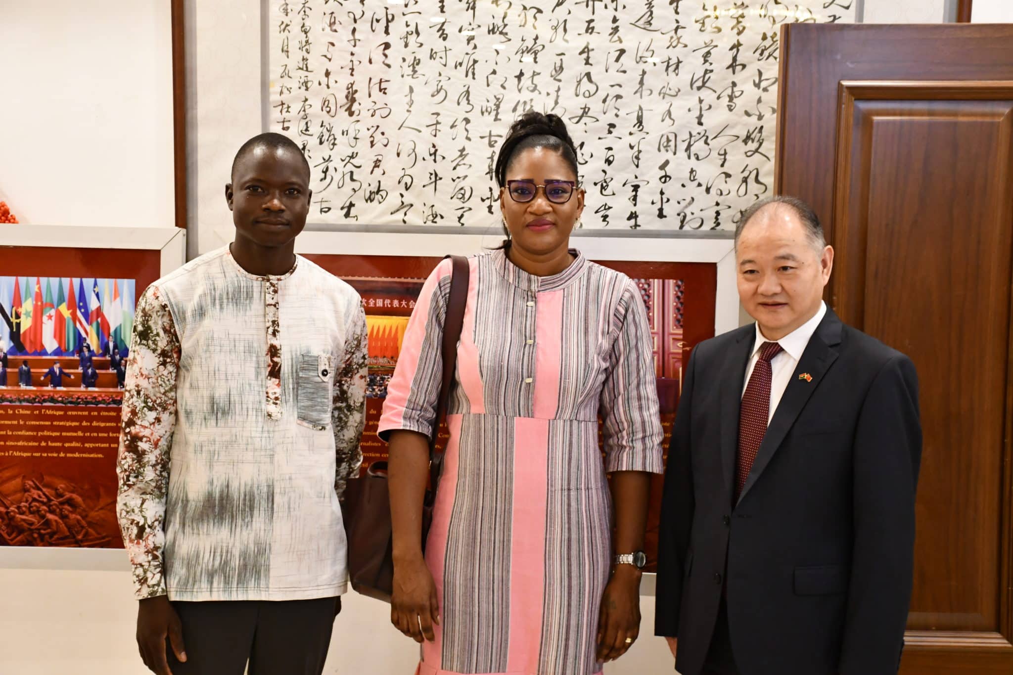 Une équipe du média Burkina 24 recueillant les impressions de l'Ambassadeur S.E.M. ZHAO Deyong en marge de la cérémonie commémorative