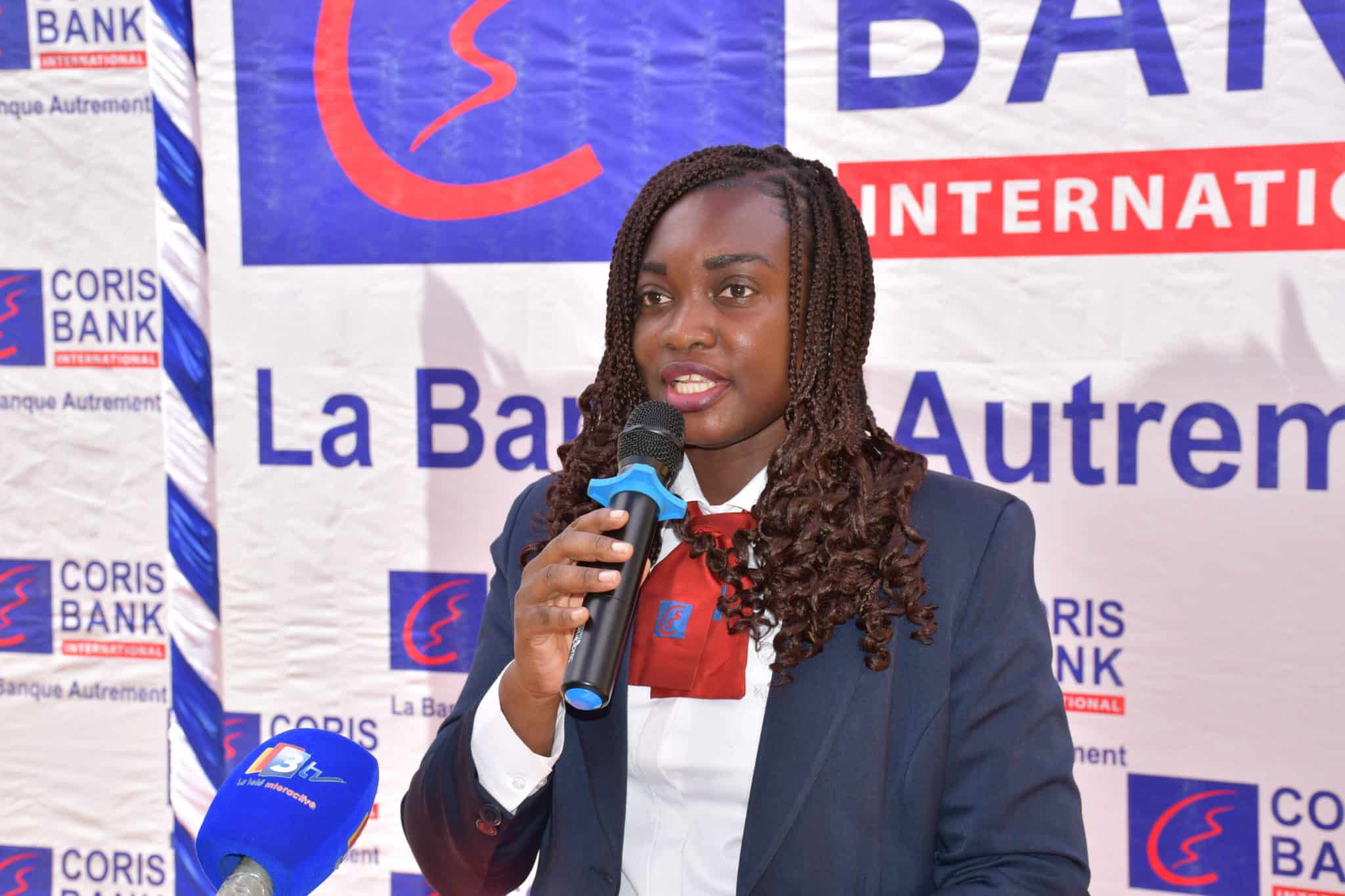 Christelle Bouré, chef d'agence de Coris Bank Kamboinssin, s'adressant aux invités et clients. @B24