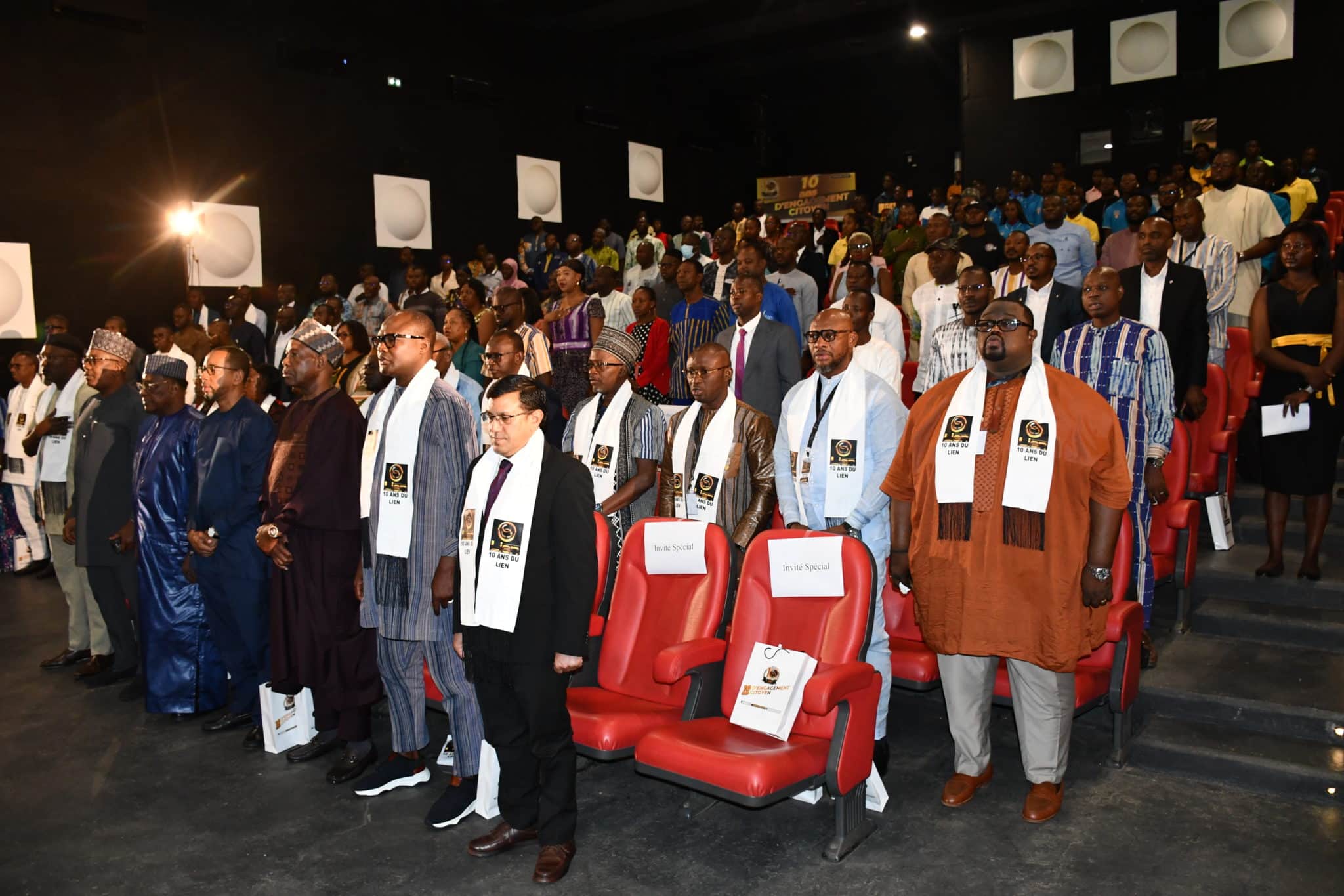 Les participants et chefs d'entreprise présents au Centre Culturel du Faso pour marquer la décennie d'existence de l'organisation.