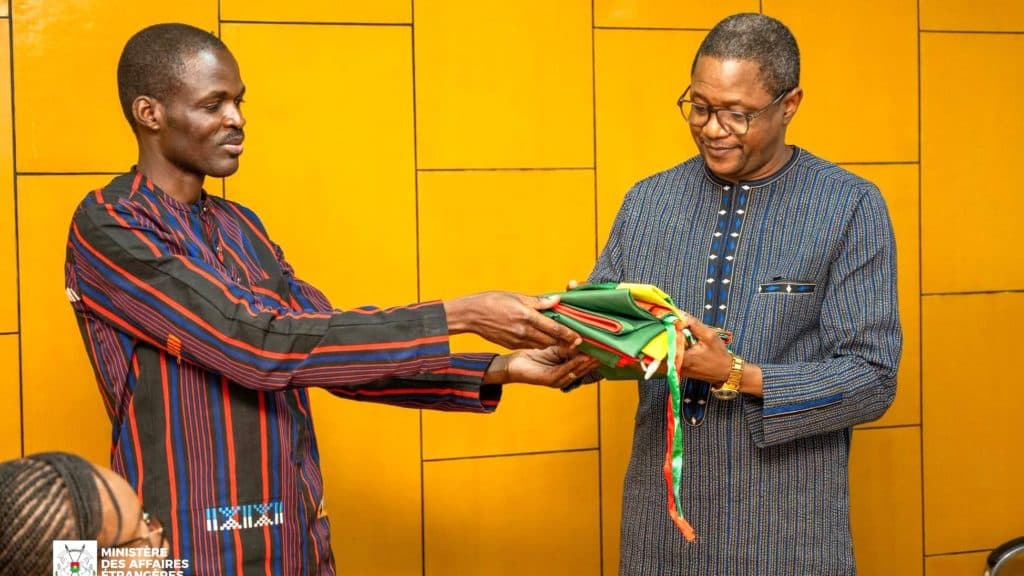 Burkina Faso–France : Les diplomates de retour de Paris remettent les clés de l’ambassade et le drapeau national