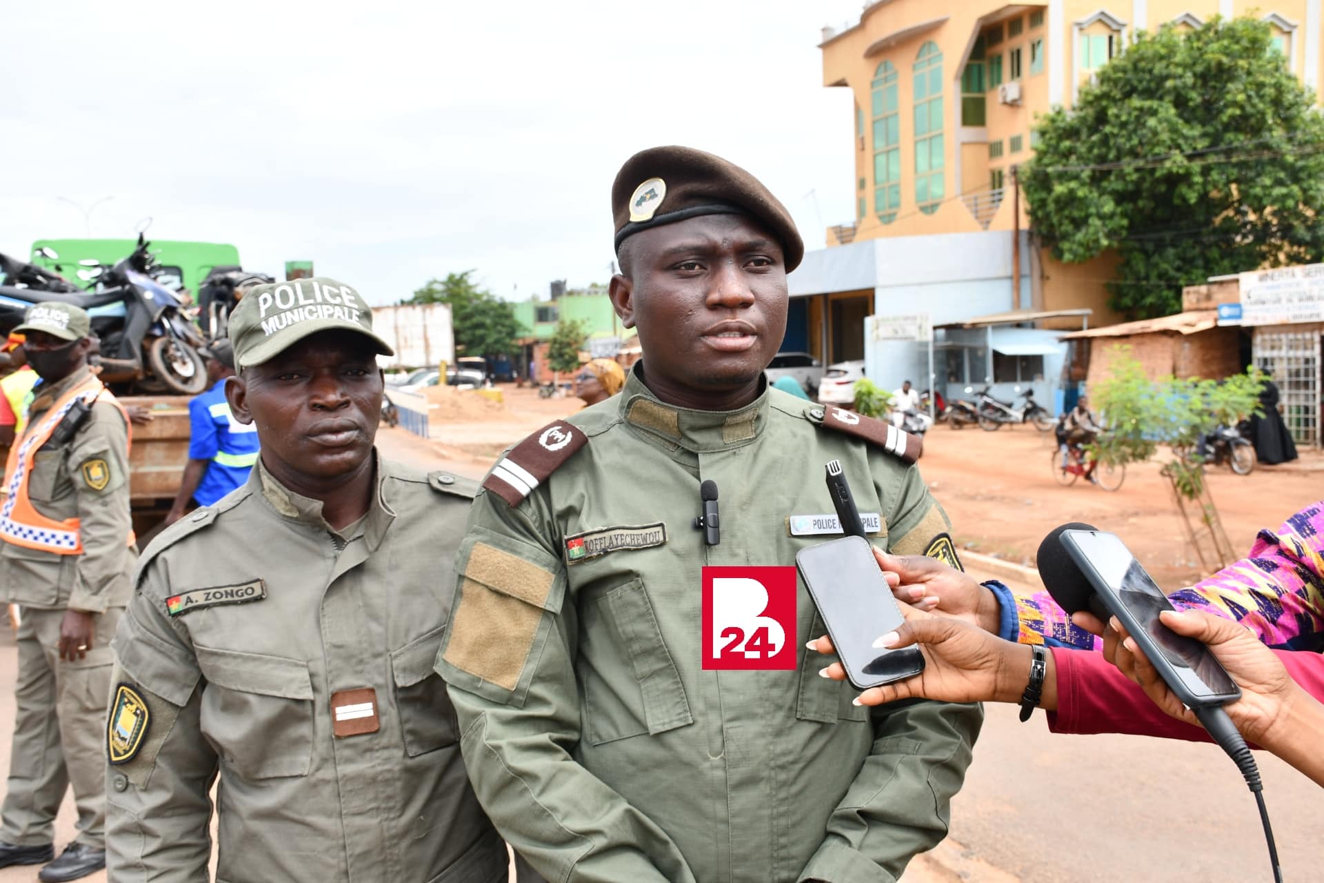 Le contrôleur de police Mohamed Koffi Ayechewou expliquant la règle aux usagers