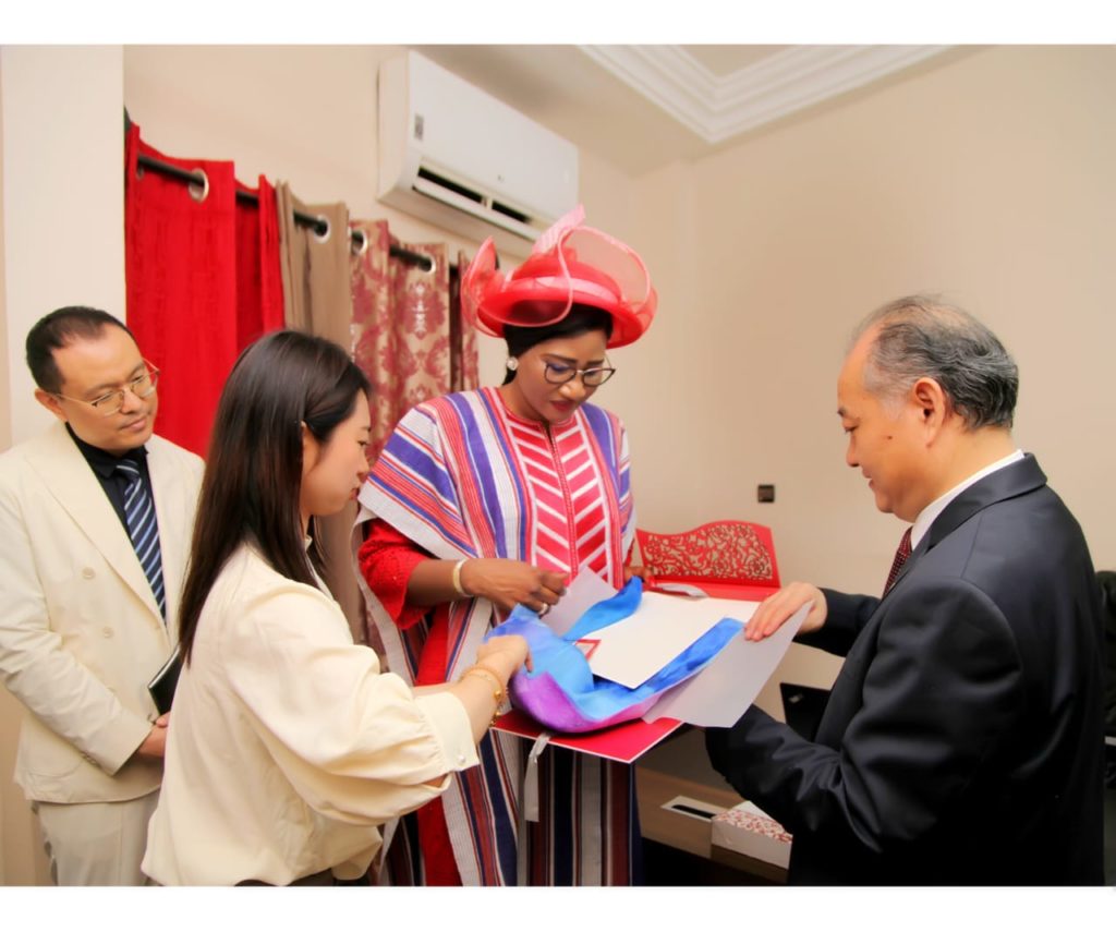 L’Ambassadeur chinois offre un foulard en soie à Burkina 24 à l’occasion des 15 ans d’existence du média