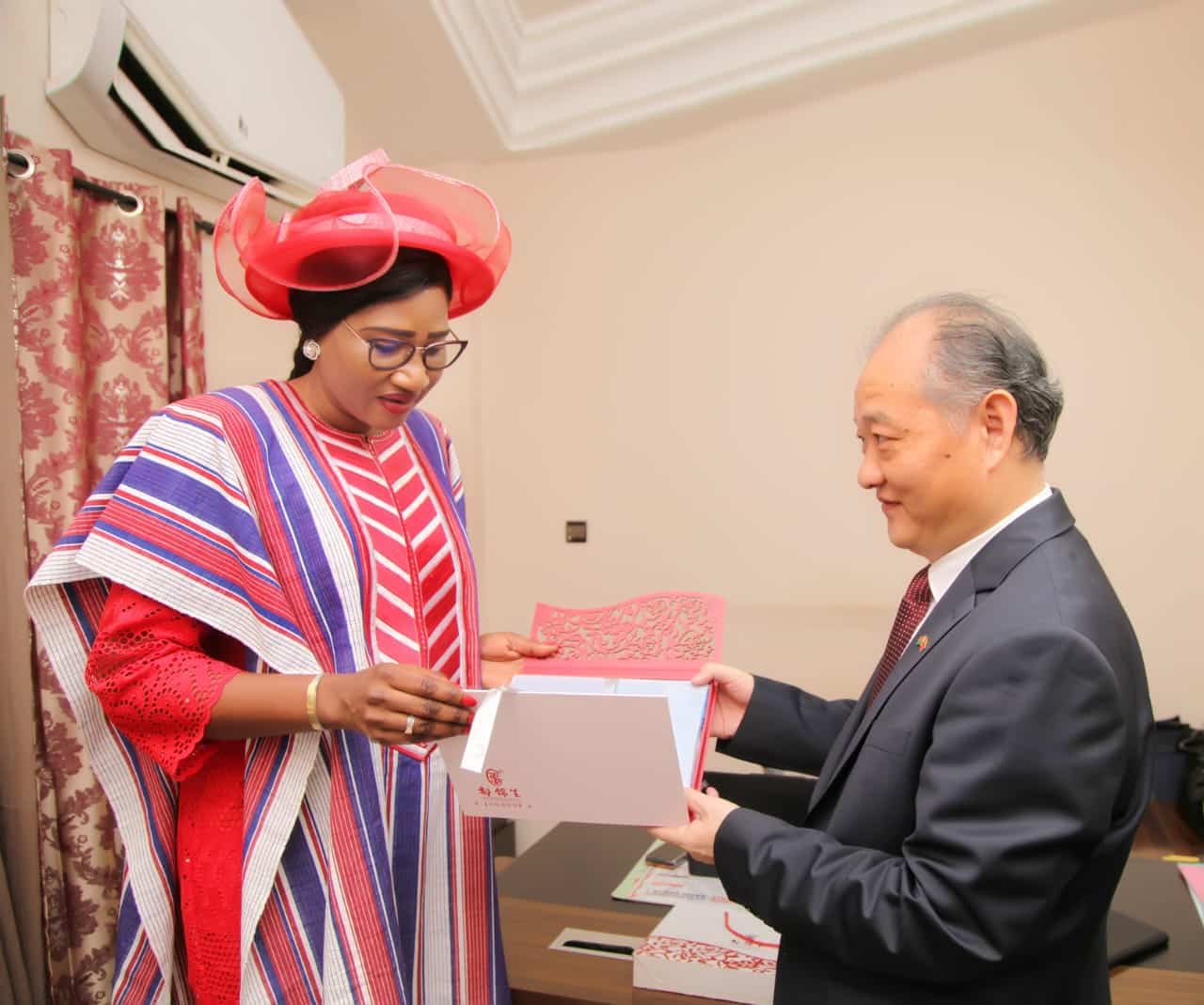 L’Ambassadeur de Chine au Burkina Faso, ZHAO Deyong, remettant le foulard en soie à la Directrice générale de Burkina 24, Farida Kaboré/Zonon, lors de la célébration du 15ᵉ anniversaire du média