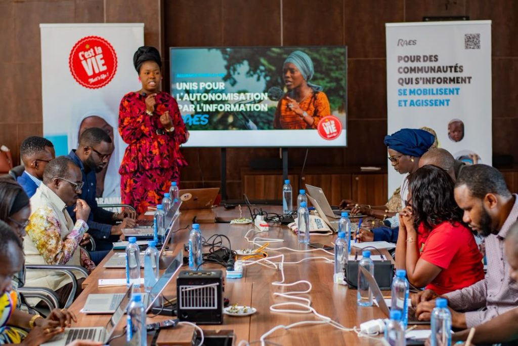 Santé de la reproduction : Le Réseau Africain pour l’Éducation et la Santé (RAES) mobilise les médias de quatre pays pour renforcer l’impact du programme « C’est la vie ! »