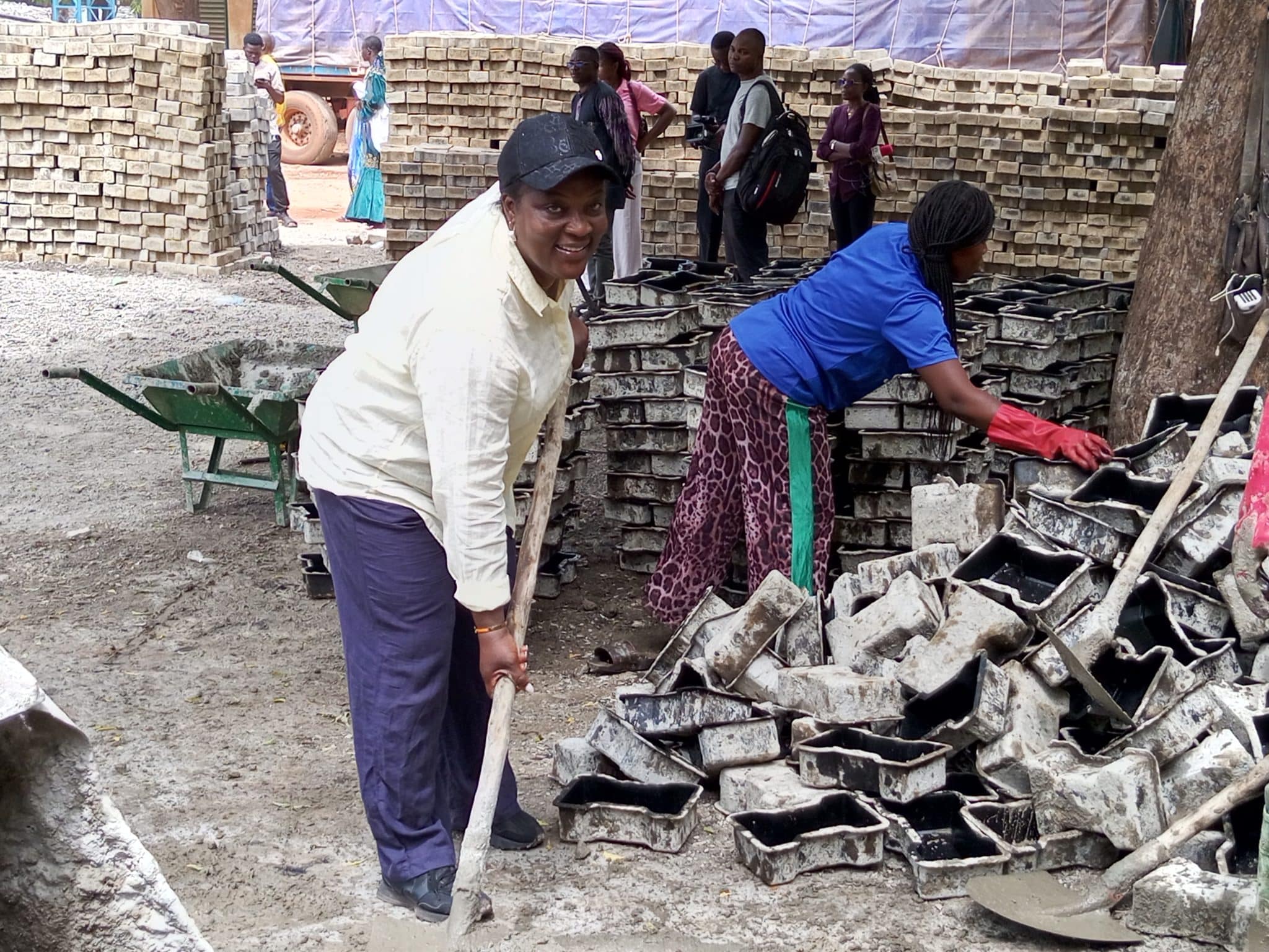 La présidente de l'association, Alima Ouédraogo, et les membres de la diaspora activement engagés dans les travaux sur le site
