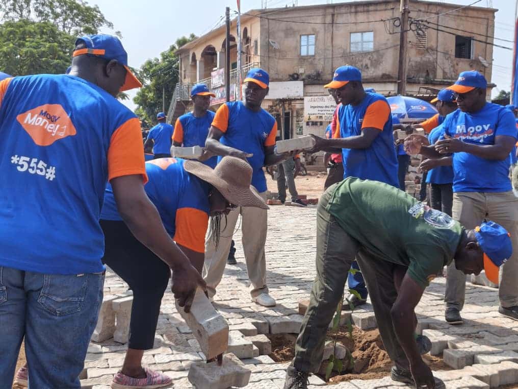Les agents de Moov Africa en pleine pose des pavés sur le Boulevard Thomas Sankara