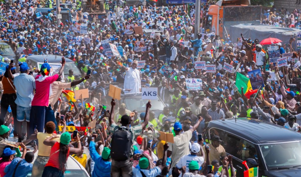 Sénégal : Macky Sall accueilli par une foule de partisans à son retour à Dakar