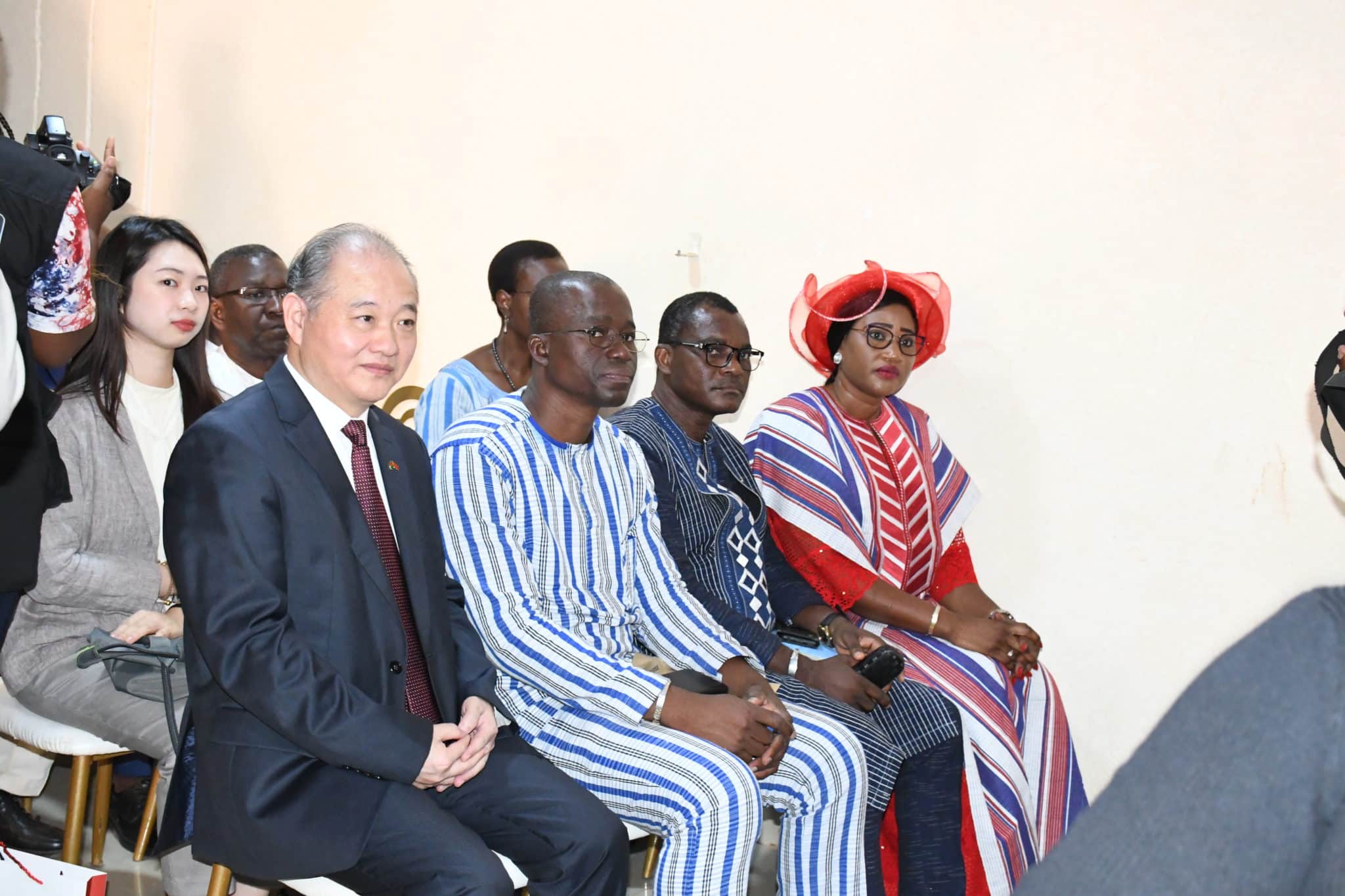 L’Ambassadeur de Chine, ZHAO Deyong, en première ligne aux côtés des officiels lors de la cérémonie marquant les 15 ans d’existence de Burkina 24