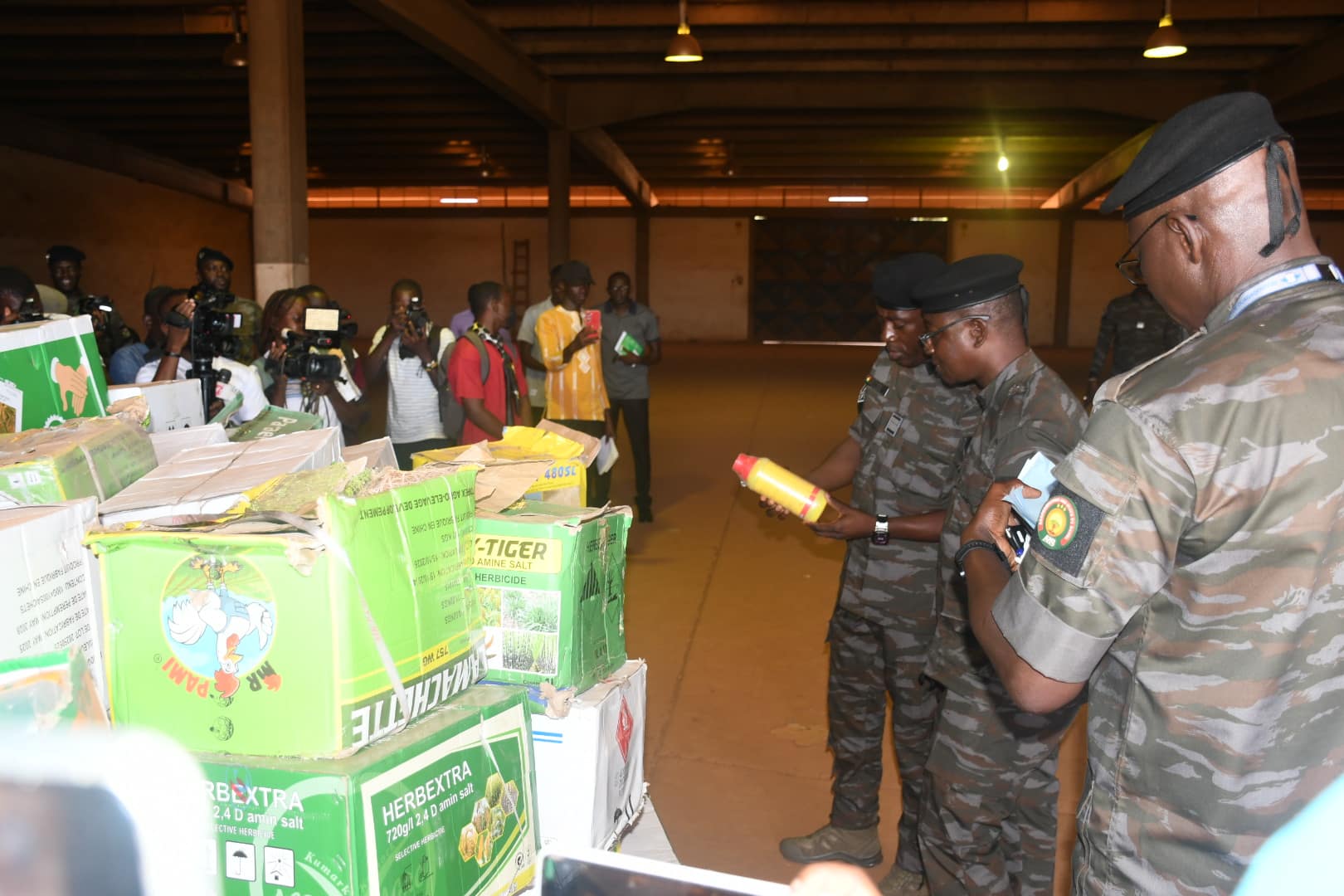 Les marchandises saisies, dont la valeur marchande totale dépasse les 114 millions de francs CFA, présentées aux médias à Ouagadougou.