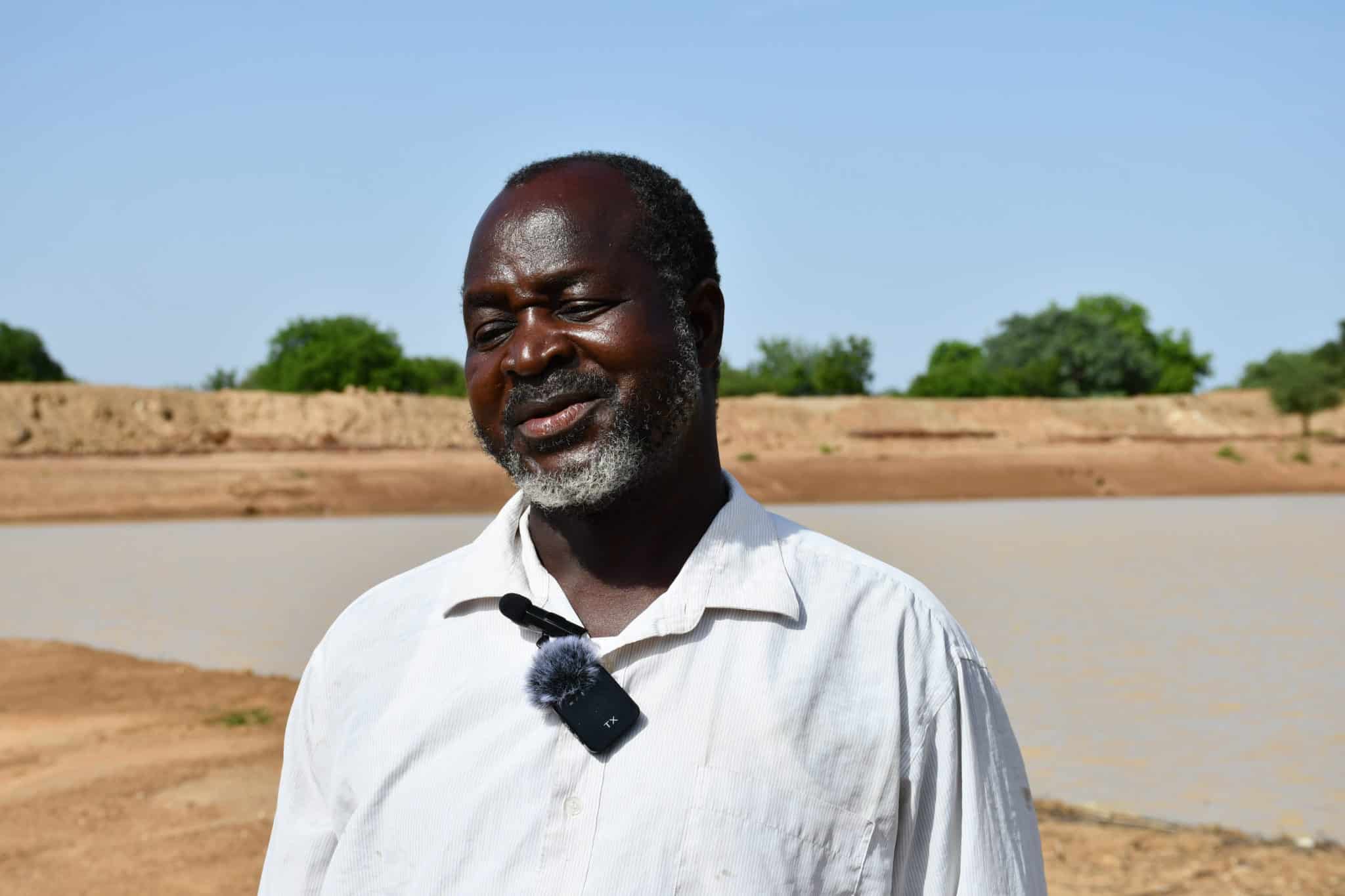 Niodogo Noraogo Dieudonné, président du comité de gestion de Nakaba, devant la retenue d'eau pastorale. @Burkina 24