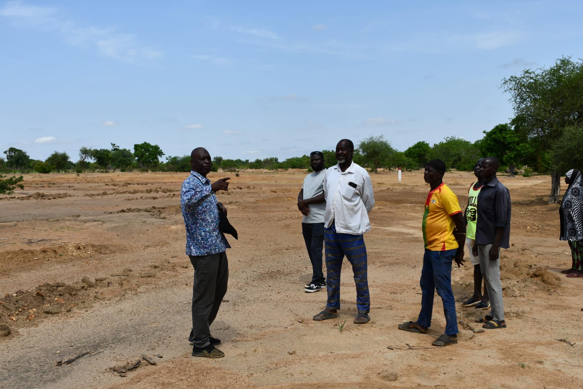 L'équipe de supervision sur le site de 40 hectares récupérés par la technique de la charrue Delphino dans la commune de Basnéré, en juillet 2026. @Burkina 24