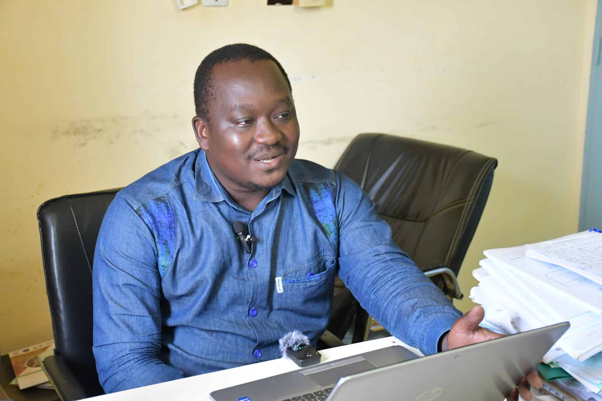 Moïse Kwamé Badiel, responsable suivi-évaluation, analysant les performances techniques du programme. © Burkina 24