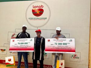 Les deux gagnants Kiswendsida Aristide Kaboré, chauffeur de profession, qui repart avec la somme de 72 380 000 francs CFA et Issaka Koanda, tapissier, empoche quant à lui 76 690 000 francs CFA