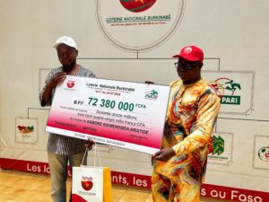 Kiswendsida Aristide Kaboré recevant son chèque 