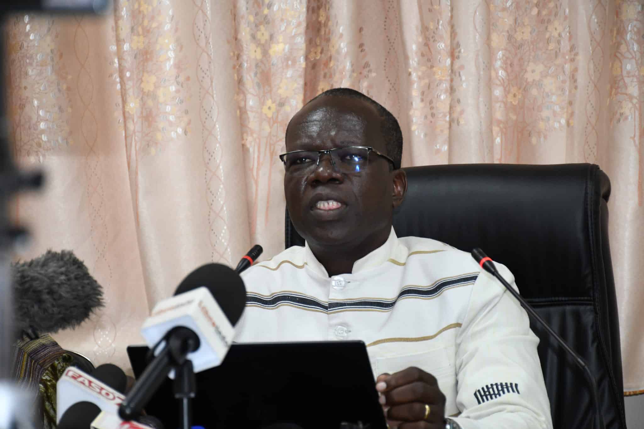 Le Pr Samuel Paré, Secrétaire général du MESRI, exposant les axes majeurs de la réforme lors de la déclaration liminaire à Ouagadougou