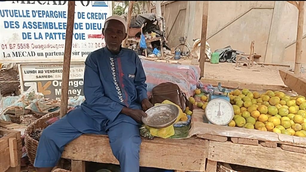 Commerce saisonnier : À Ouagadougou, Seydou Guigma récolte les fruits de la persévérance