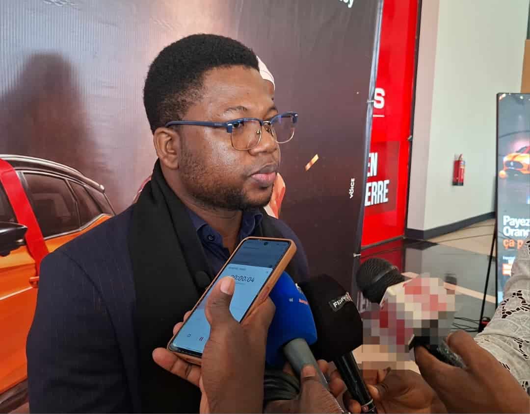 Romaric Sawadogo, responsable marketing de Orange Money Burkina Faso, expliquant les modalités de participation